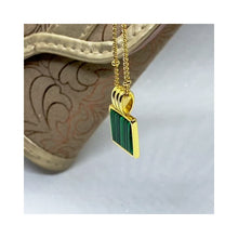 在图库查看器中加载和播放视频,Gold Plated Green Malachite Pendant