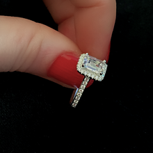 将图片加载到图库查看器,Halo Simulated Diamond Ring