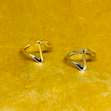 将图片加载到图库查看器,Silver Open Wave Ring