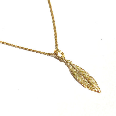18 carat gold single 20mm long feather on gold curb chain, image on white background