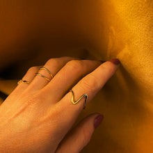 Cargar imagen en el visor de la galería, 18ct Gold Adjustable Wave Ring, Stacking Ring. Open ring which will fit many peoples fingers. Minimillistic ring
