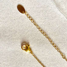 Cargar imagen en el visor de la galería, Gold Plated Solid Square Roman Coin Necklace
